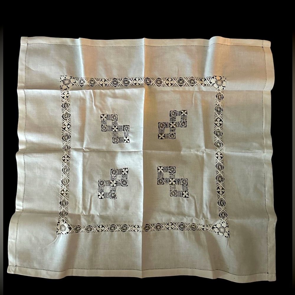Table Cloth Vintage Linen 31 x 28